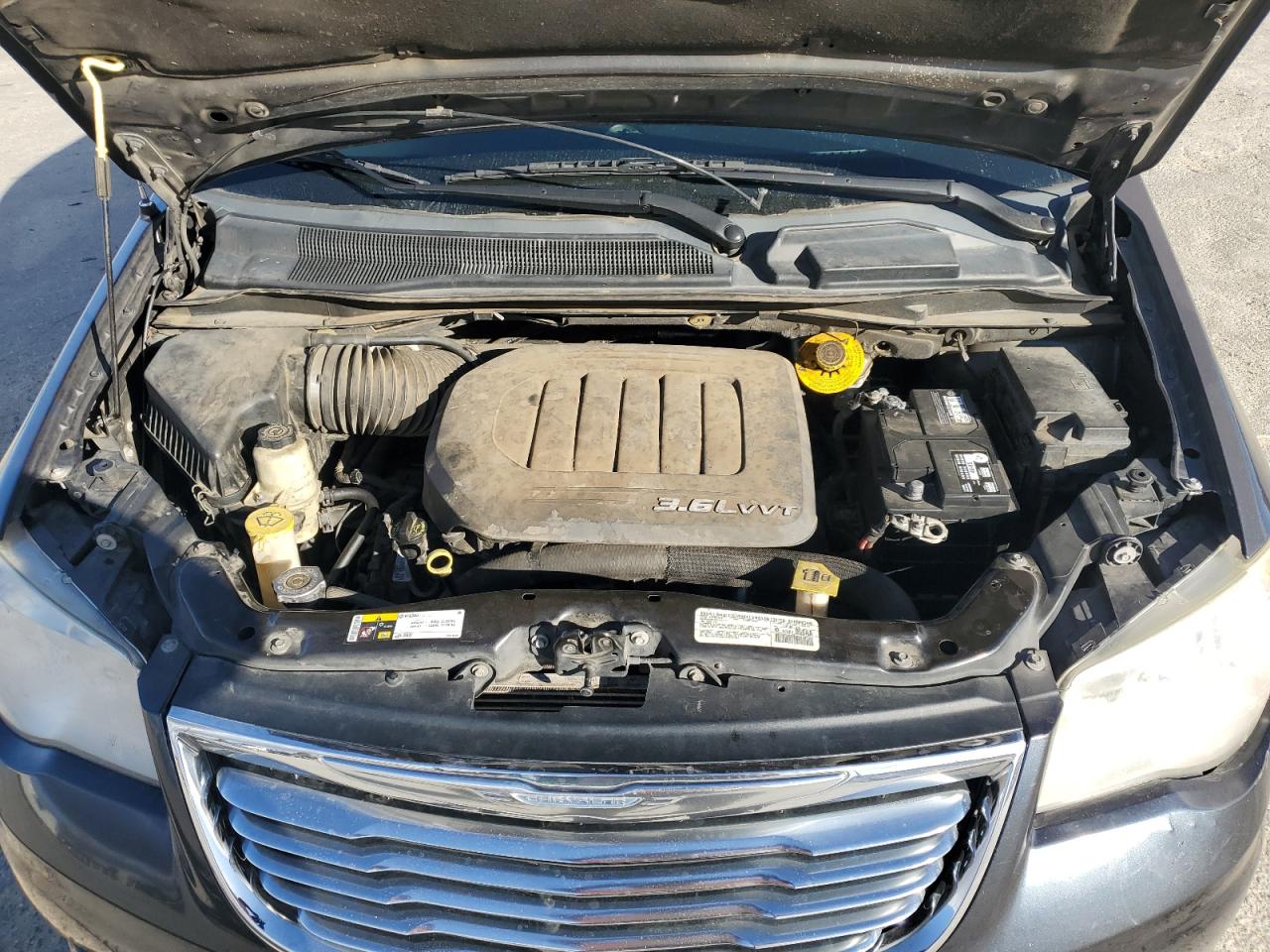 2014 Chrysler Town & Country - Image 12