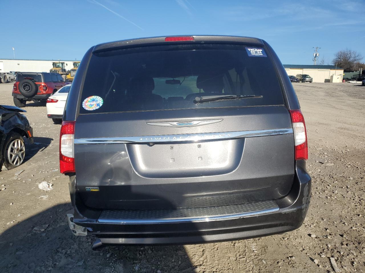 2015 Chrysler Town & Country - Image 6