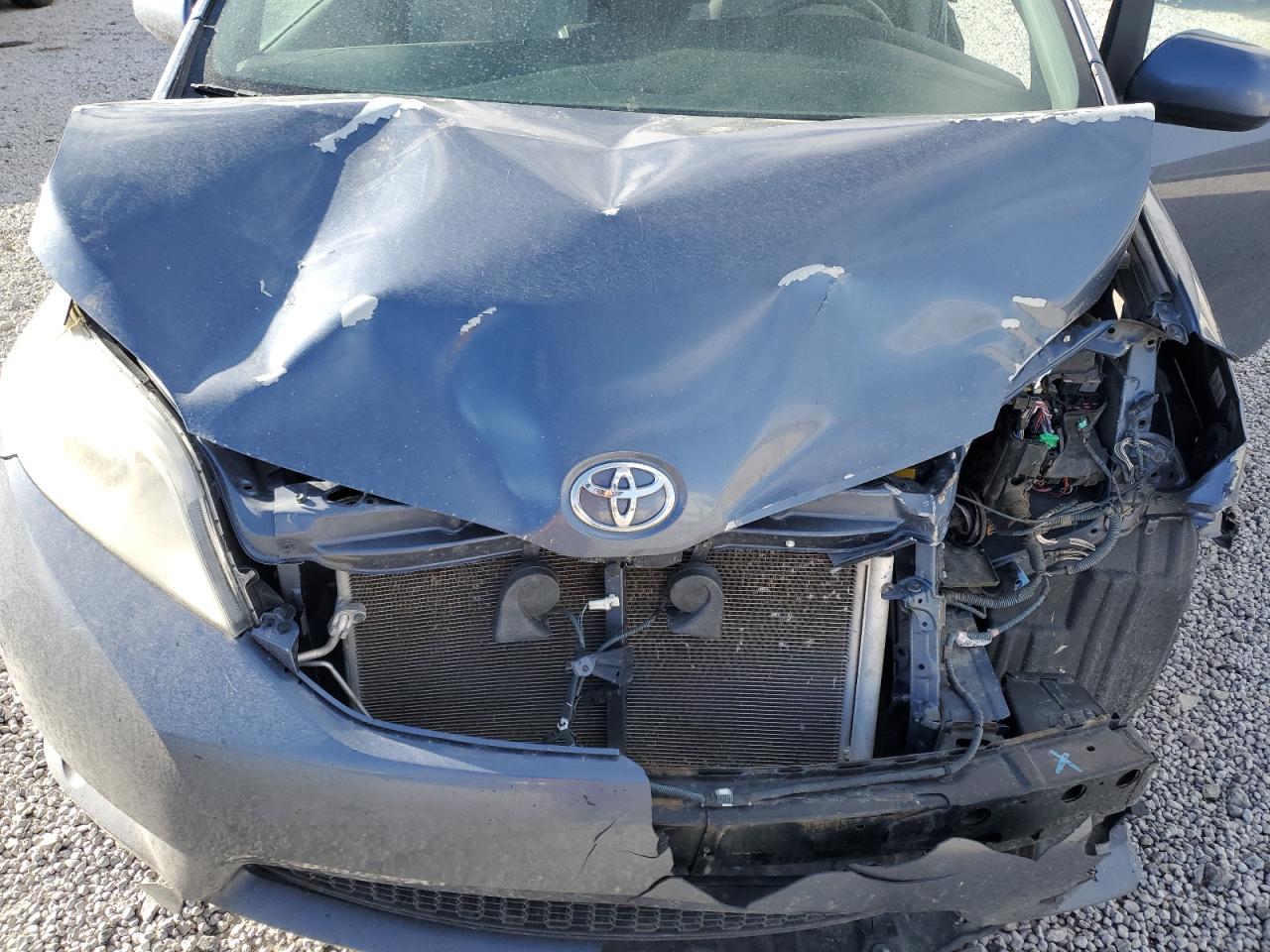 2015 Toyota Sienna - Image 14