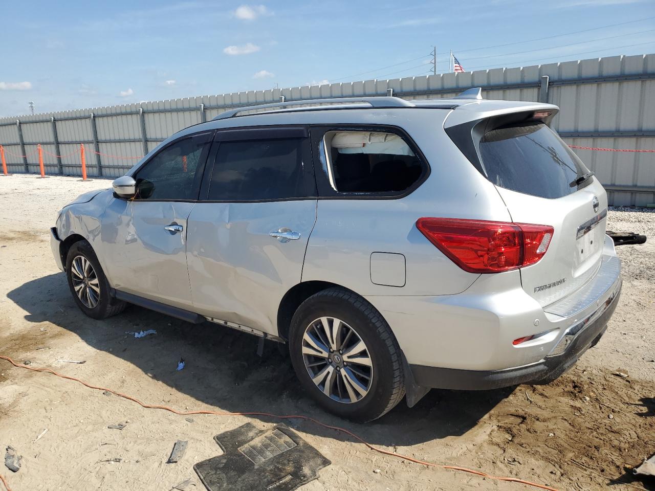 2020 Nissan Pathfinder - Image 2