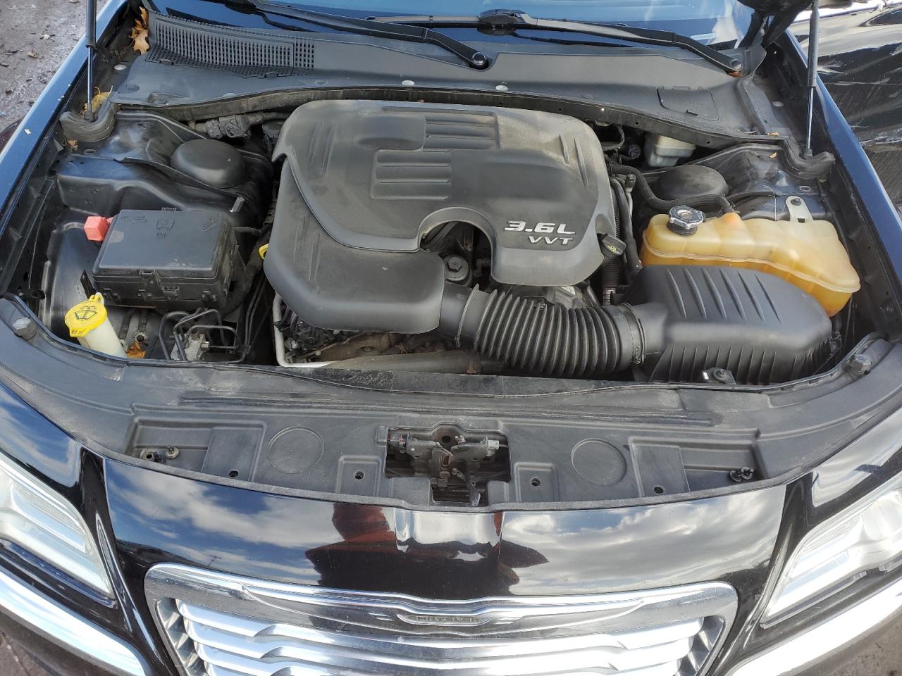 2013 Chrysler 300 - Image 11