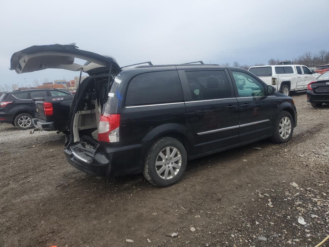2016 Chrysler Town & Country - Image 3