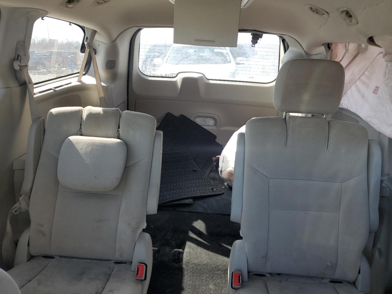 2015 Chrysler Town & Country - Image 10