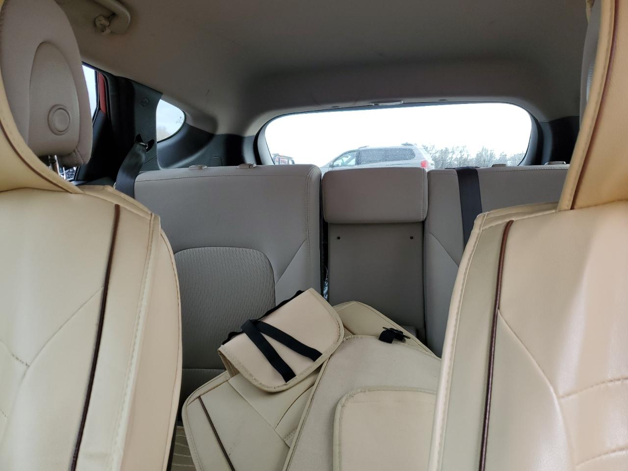 2017 Hyundai Santa Fe - Image 10
