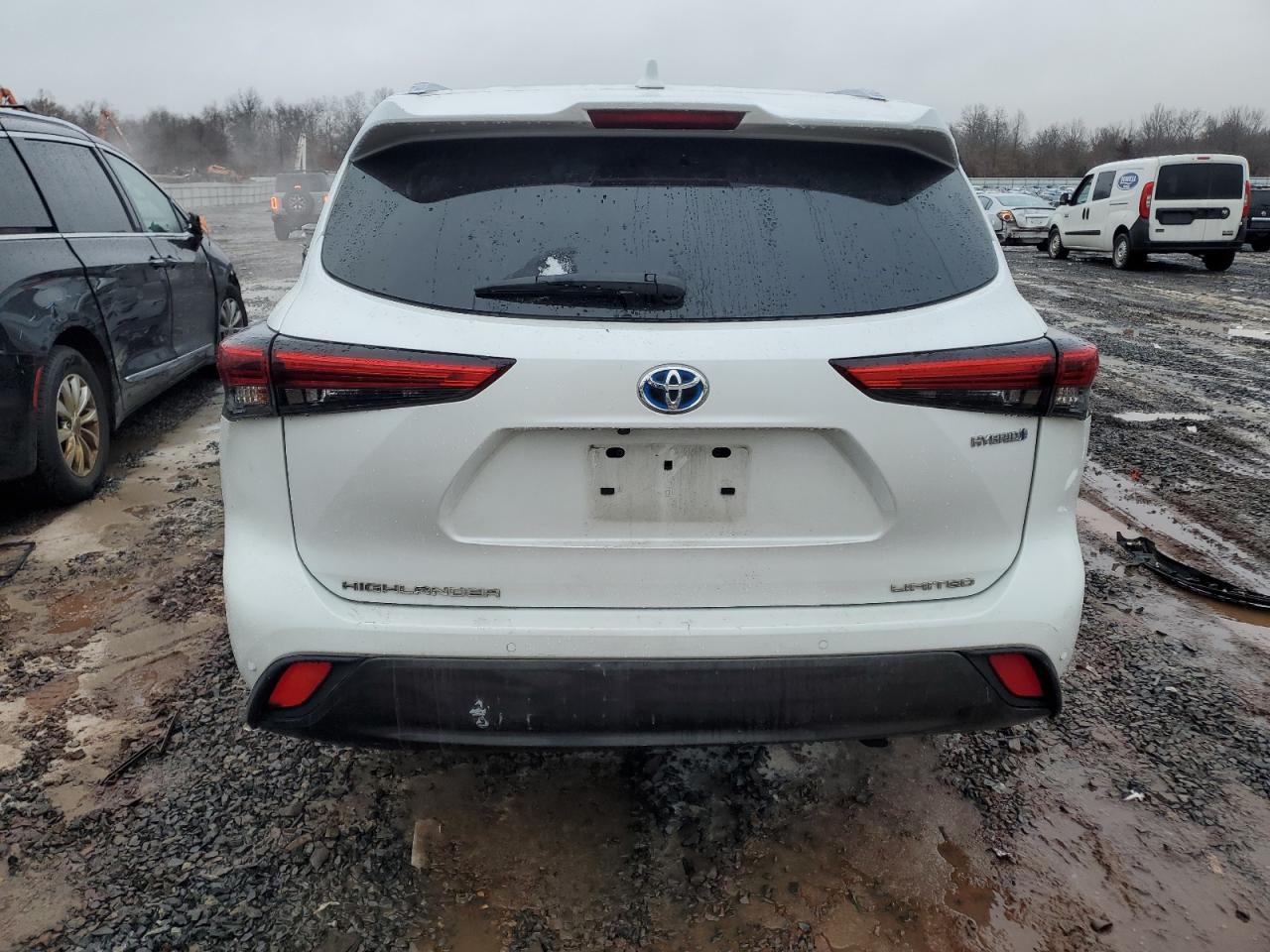 2022 Toyota Highlander - Image 6