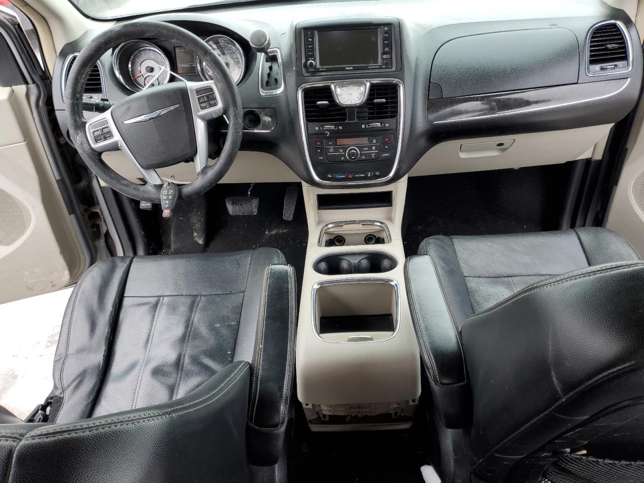 2014 Chrysler Town & Country - Image 8