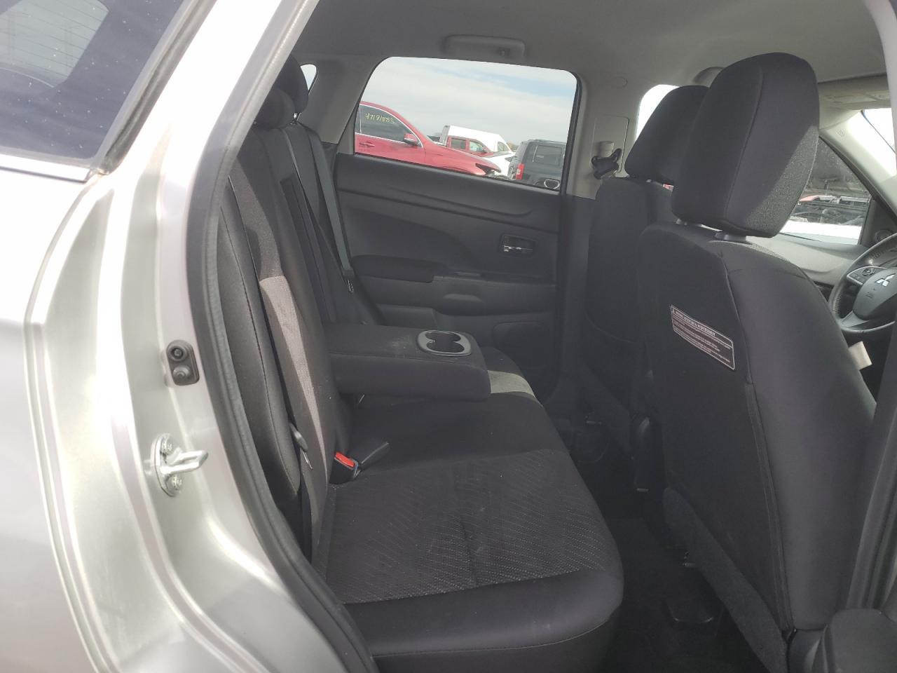 2015 Mitsubishi Outlander - Image 10