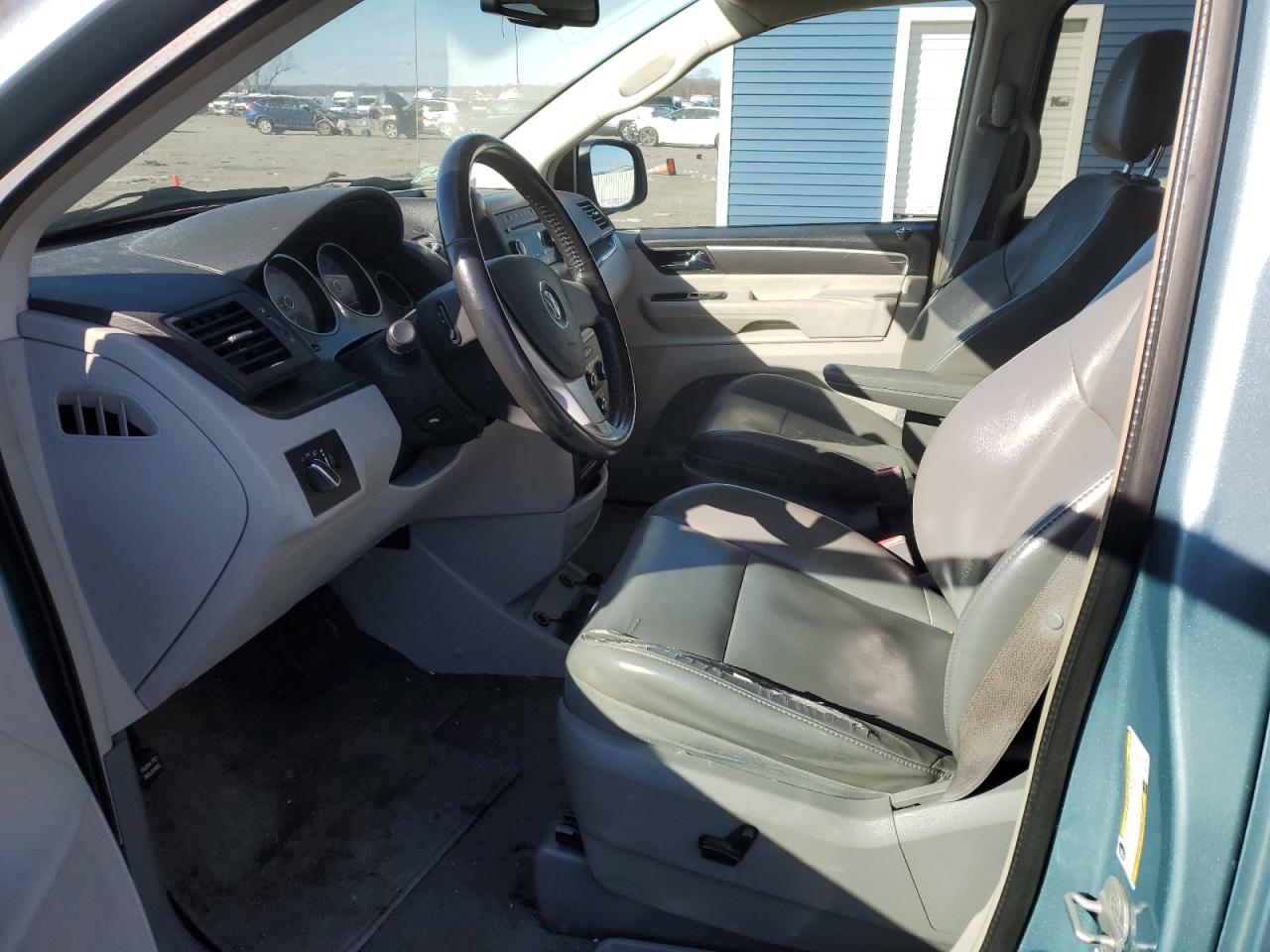 2010 Volkswagen Routan - Image 7