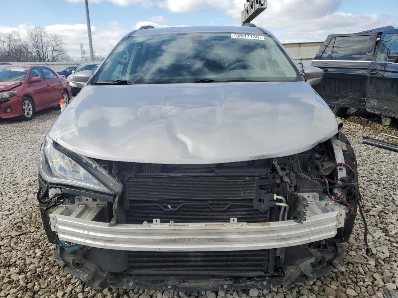 2017 Chrysler Pacifica - Image 5