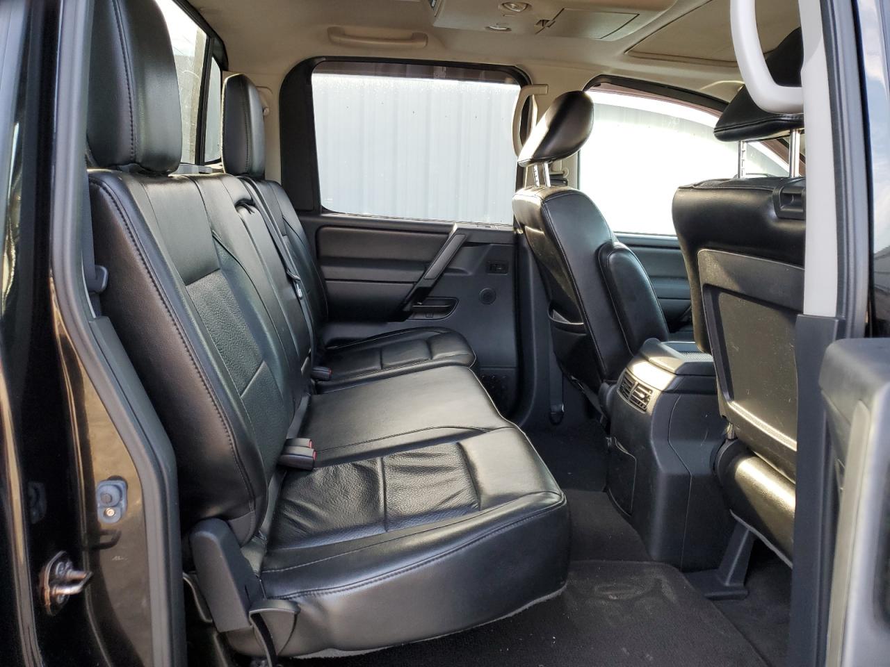 2012 Nissan Titan - Image 10