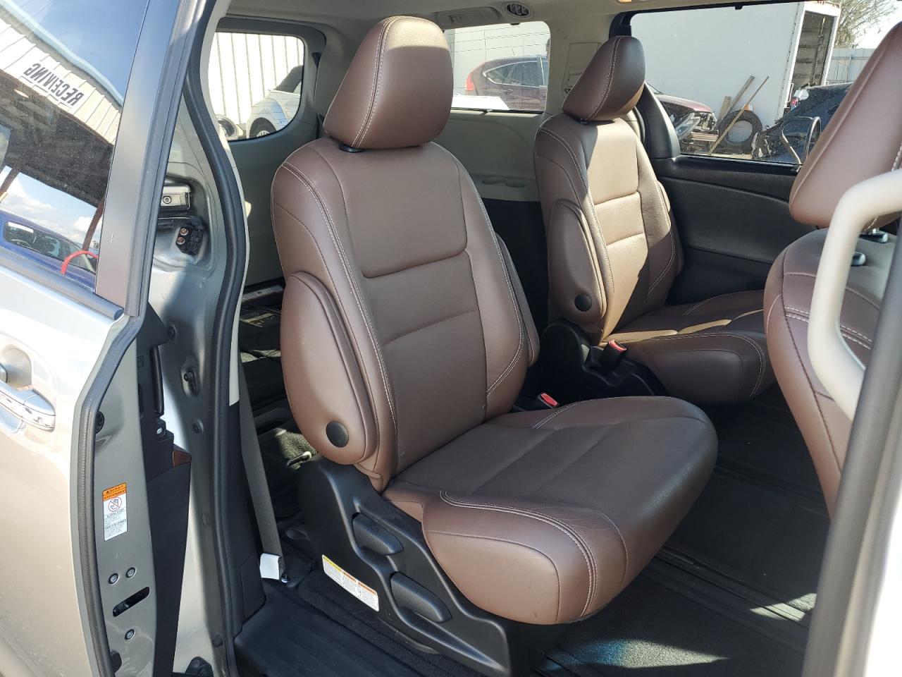 2017 Toyota Sienna - Image 11