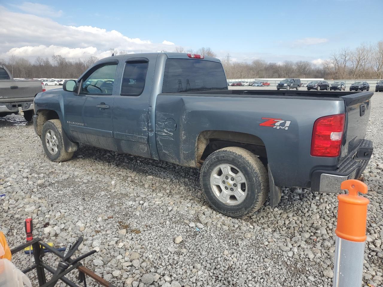 2007 Chevrolet Silverado - Image 2
