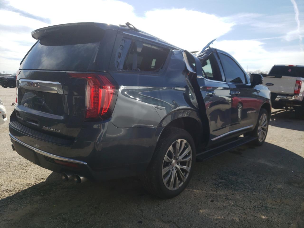 2021 GMC Yukon - Image 3