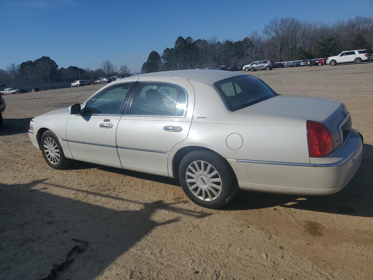 2005 Lincoln Town Car - Image 2