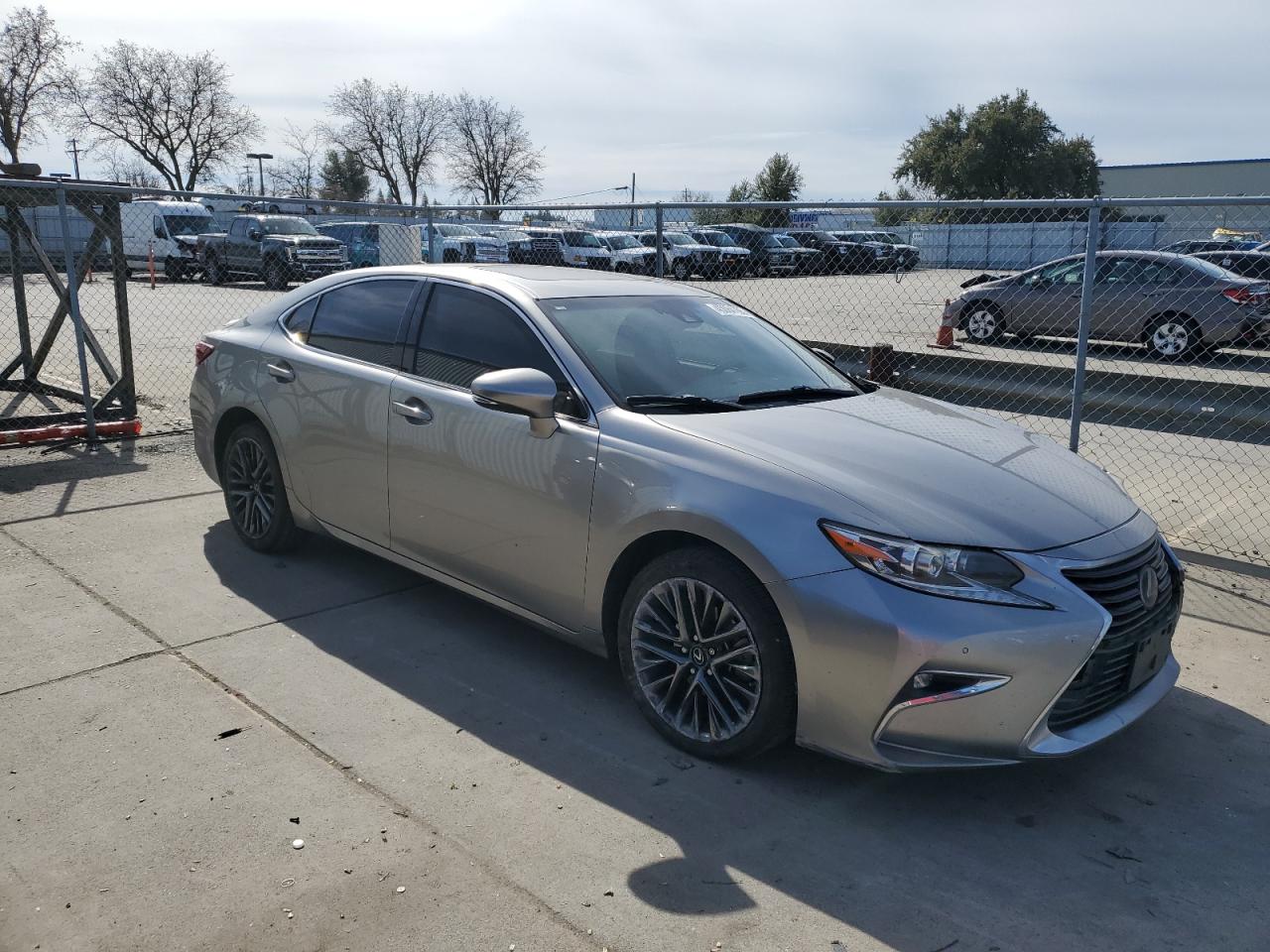2016 Lexus ES - Image 4