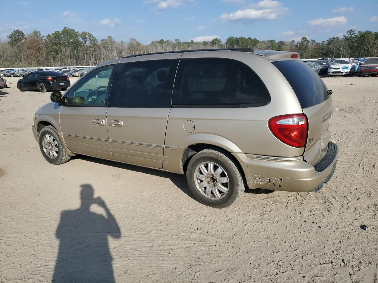 2005 Chrysler Town & Country - Image 2