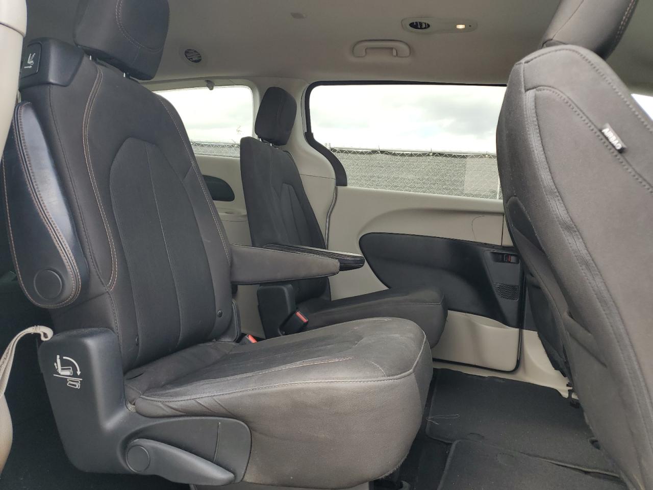 2017 Chrysler Pacifica - Image 11