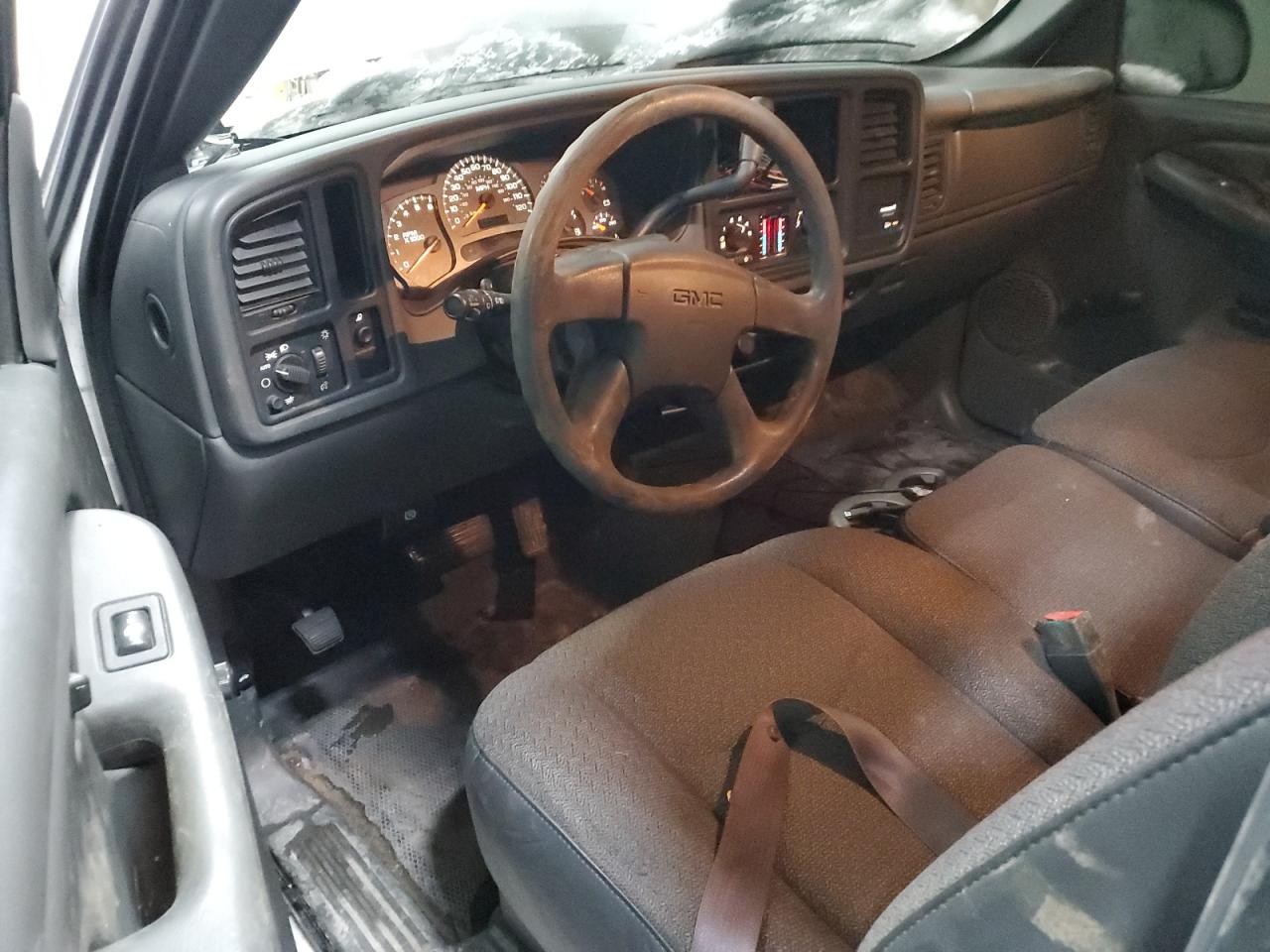 2004 GMC Sierra - Image 8