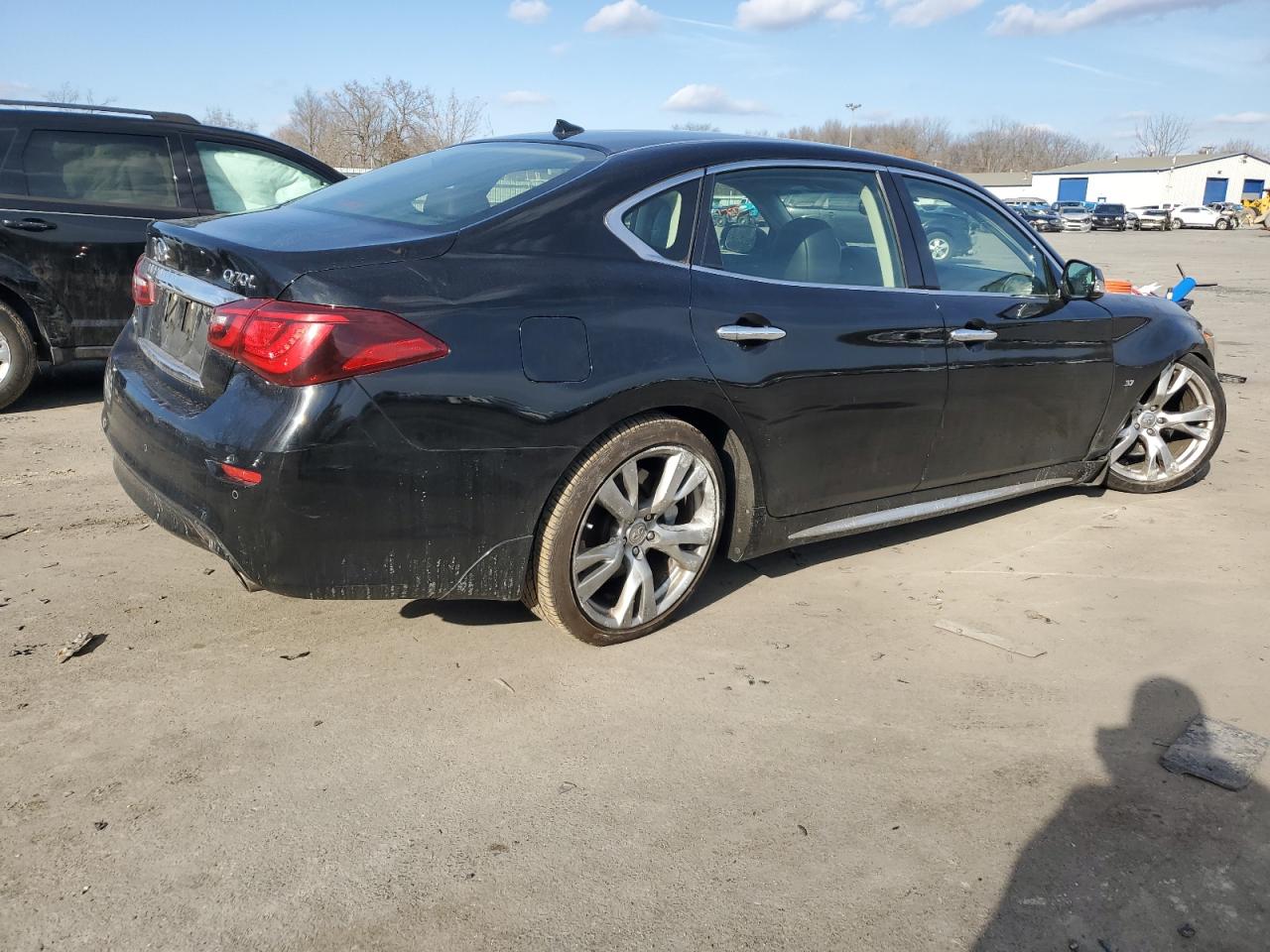 2017 Infiniti Q70 - Image 3