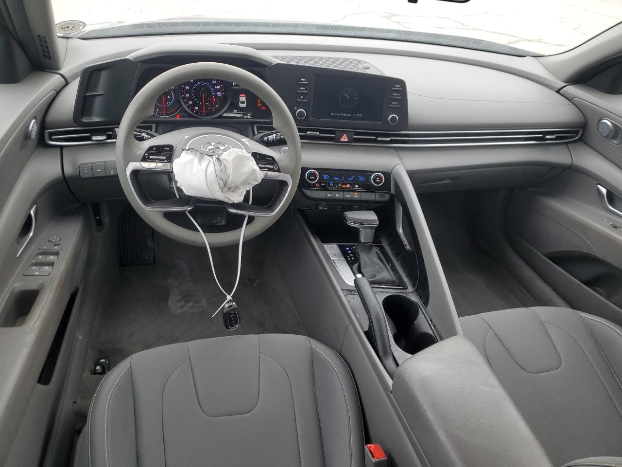2022 Hyundai Elantra - Image 8