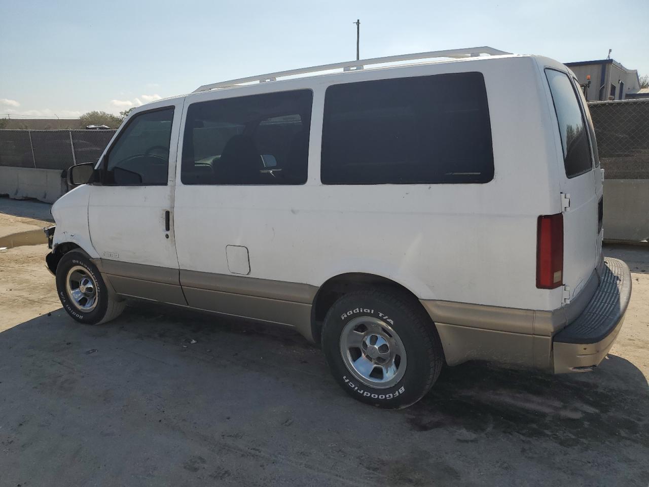 2001 Chevrolet Astro - Image 2