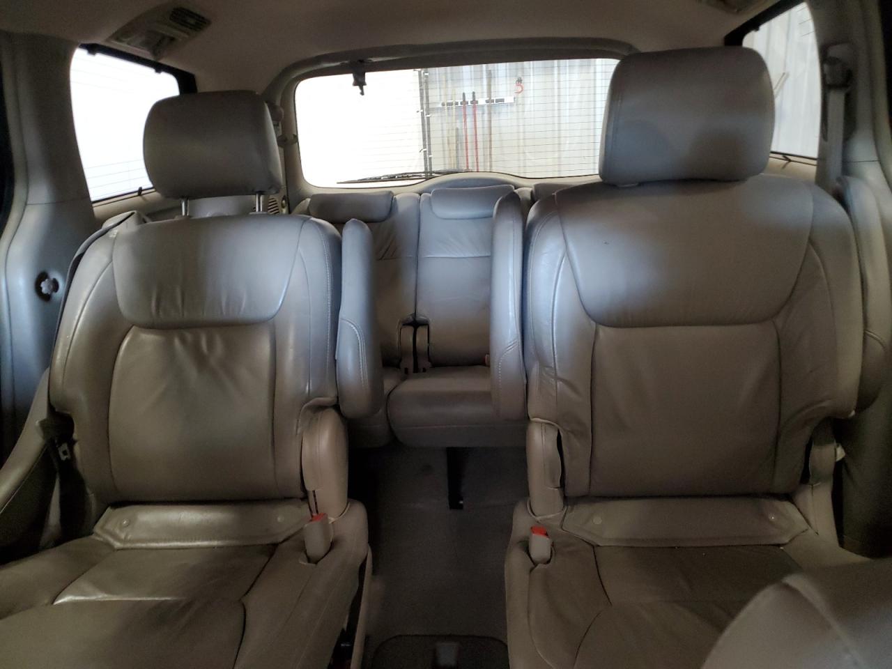 2005 Toyota Sienna - Image 10