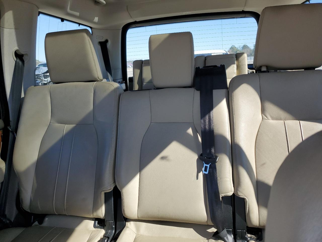 2016 Land Rover LR4 - Image 10