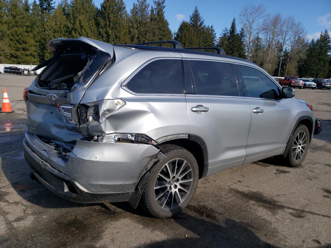 2017 Toyota Highlander - Image 3