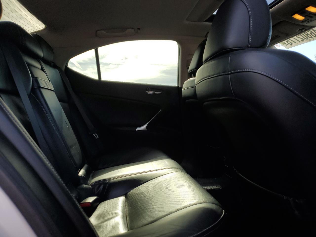2010 Lexus IS - Image 10