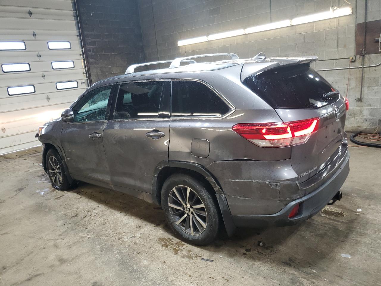 2017 Toyota Highlander - Image 2