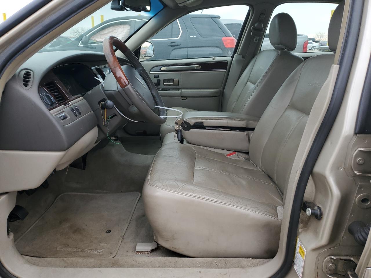 2010 Lincoln Town Car - Image 7
