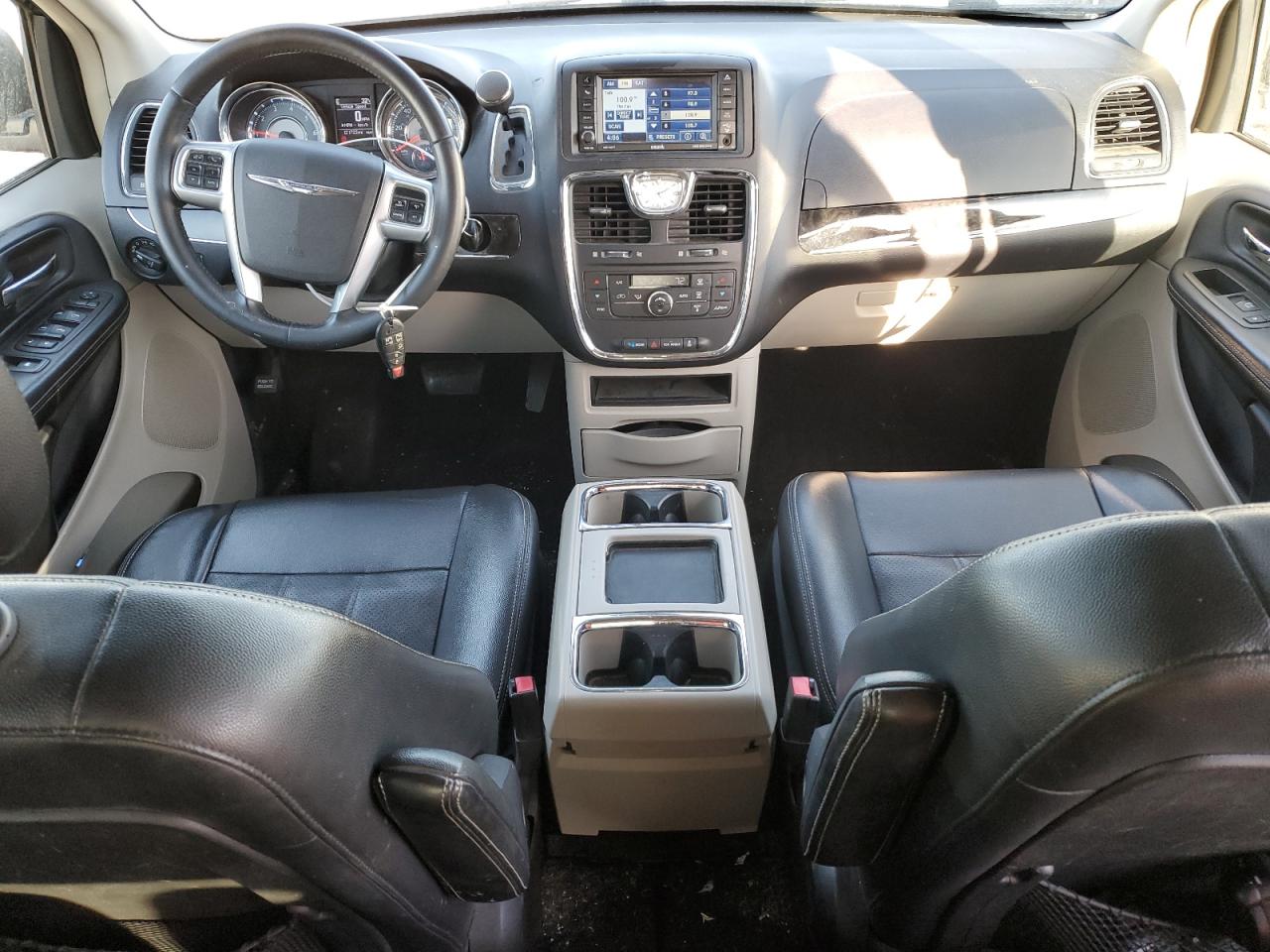2012 Chrysler Town & Country - Image 8