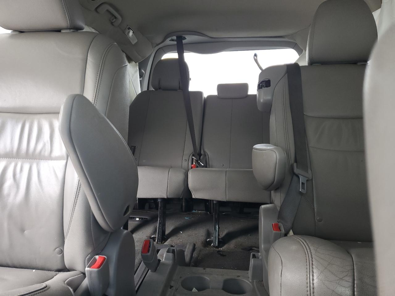 2015 Toyota Sienna - Image 10