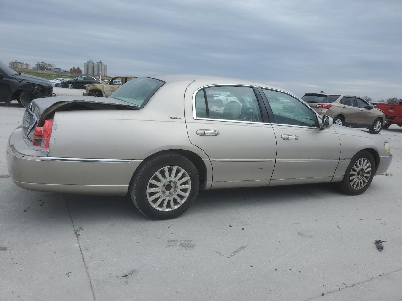 2003 Lincoln Town Car - Image 3
