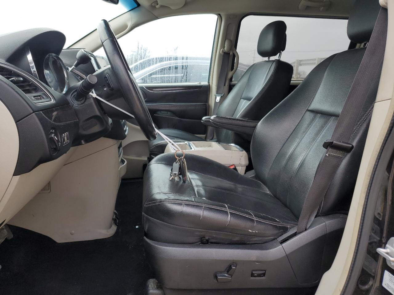 2016 Chrysler Town & Country - Image 7