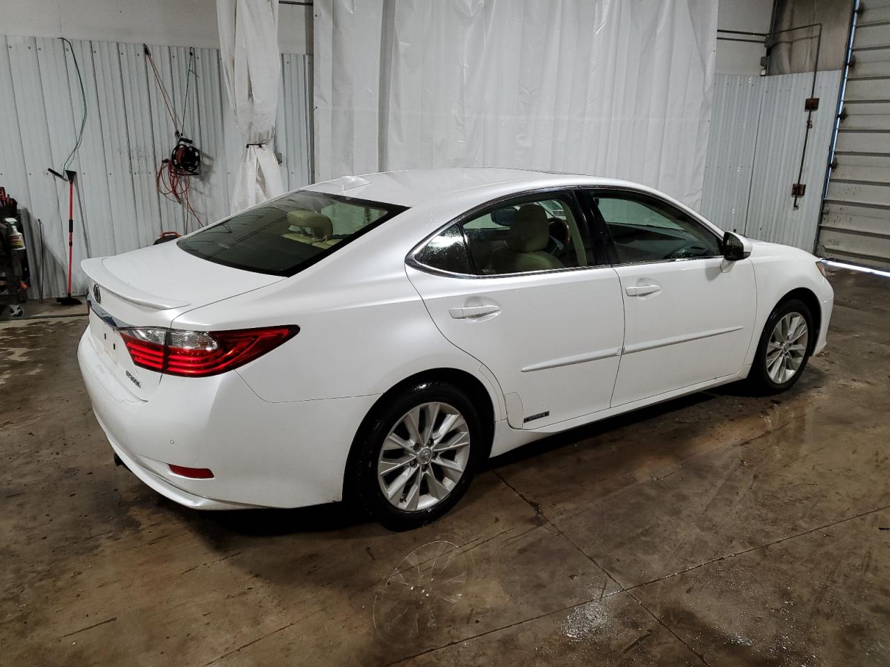2015 Lexus ES - Image 3