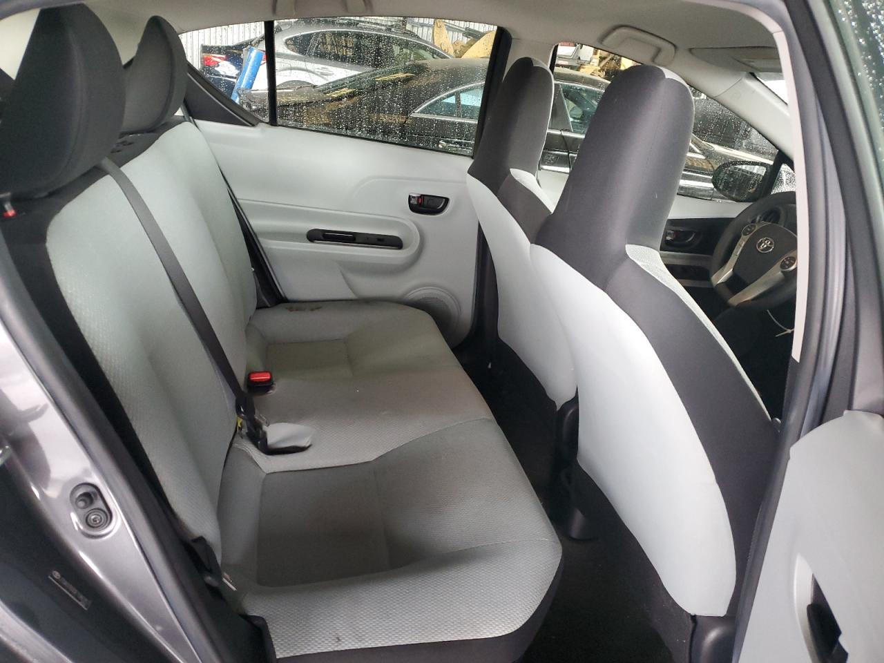2014 Toyota Prius - Image 10