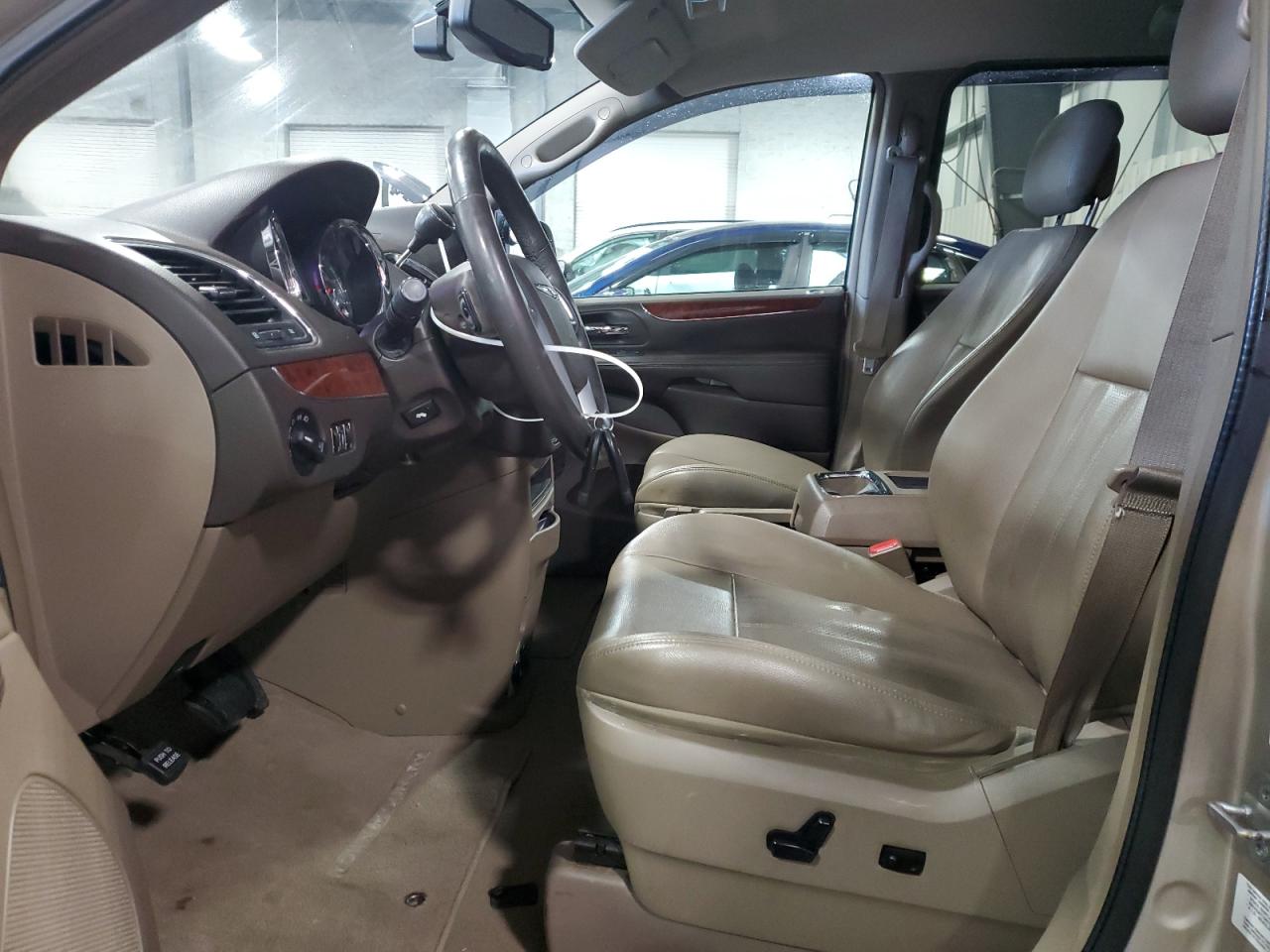 2014 Chrysler Town & Country - Image 7