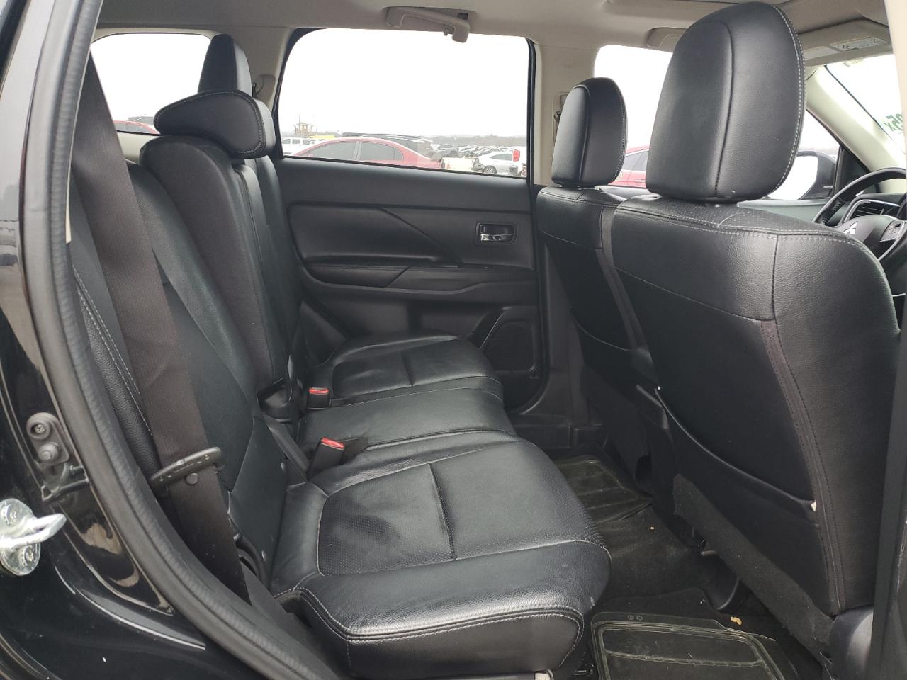 2016 Mitsubishi Outlander - Image 10