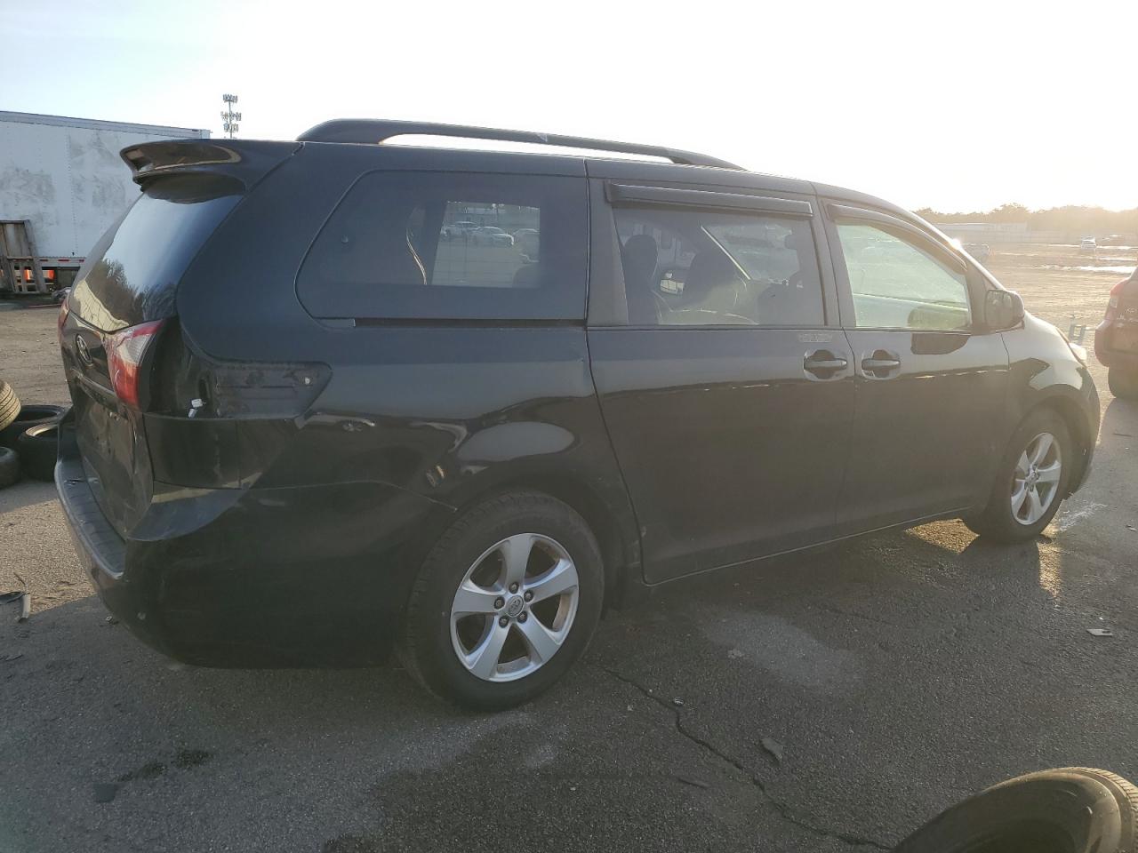 2016 Toyota Sienna - Image 3