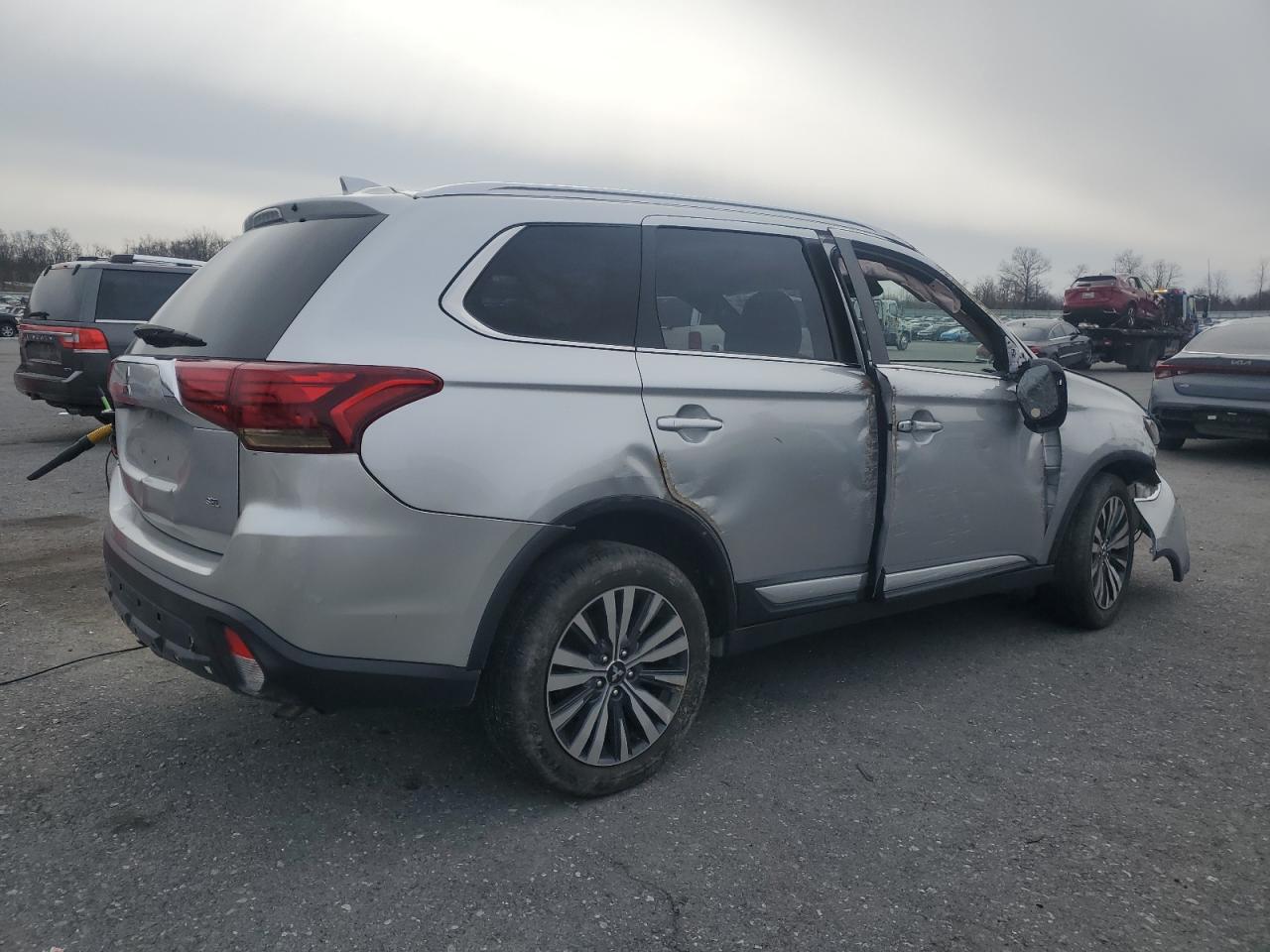 2020 Mitsubishi Outlander - Image 3