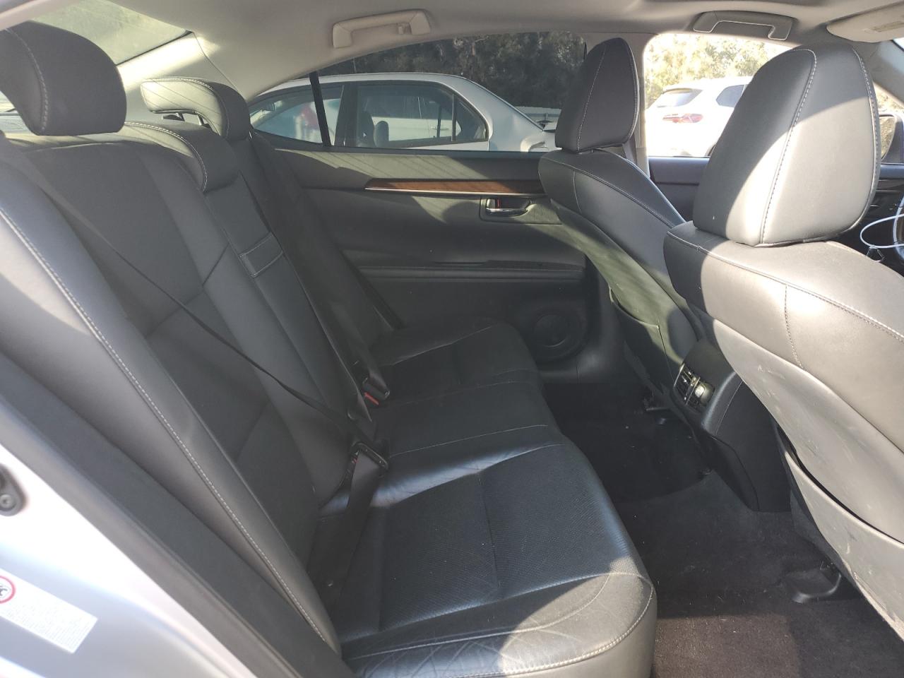 2015 Lexus ES - Image 10