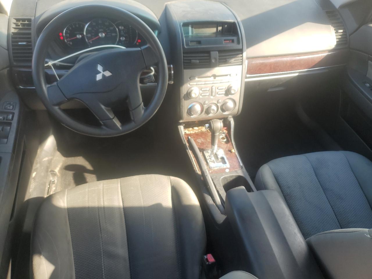 2010 Mitsubishi Galant - Image 8