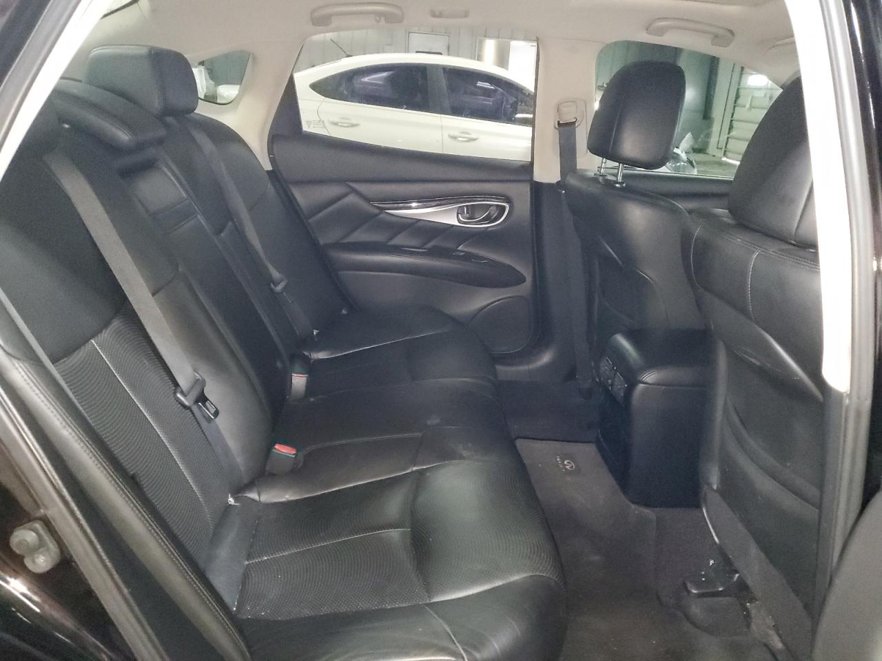 2012 Infiniti M - Image 10