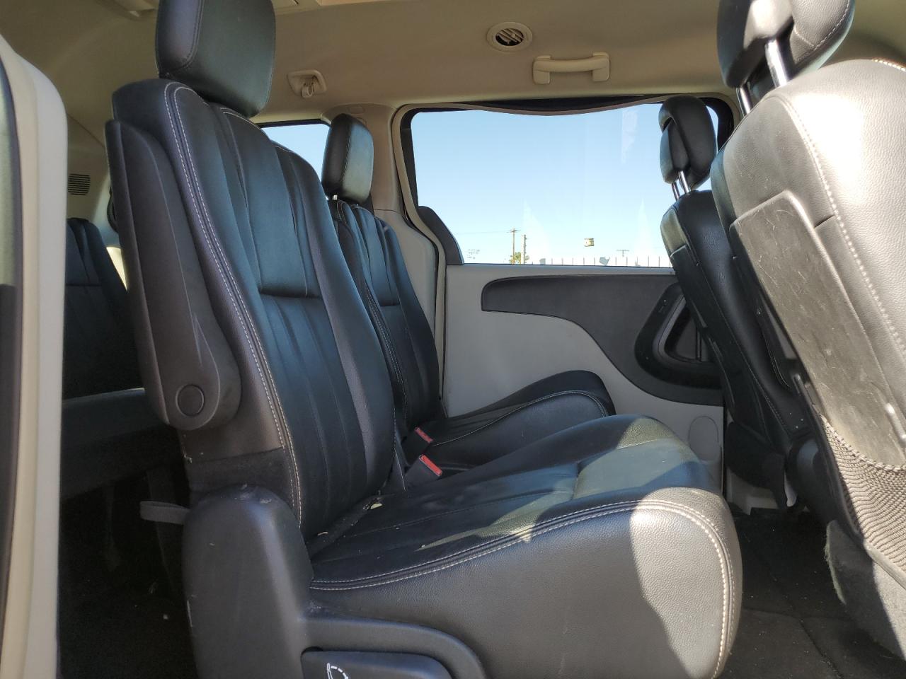 2016 Chrysler Town & Country - Image 11