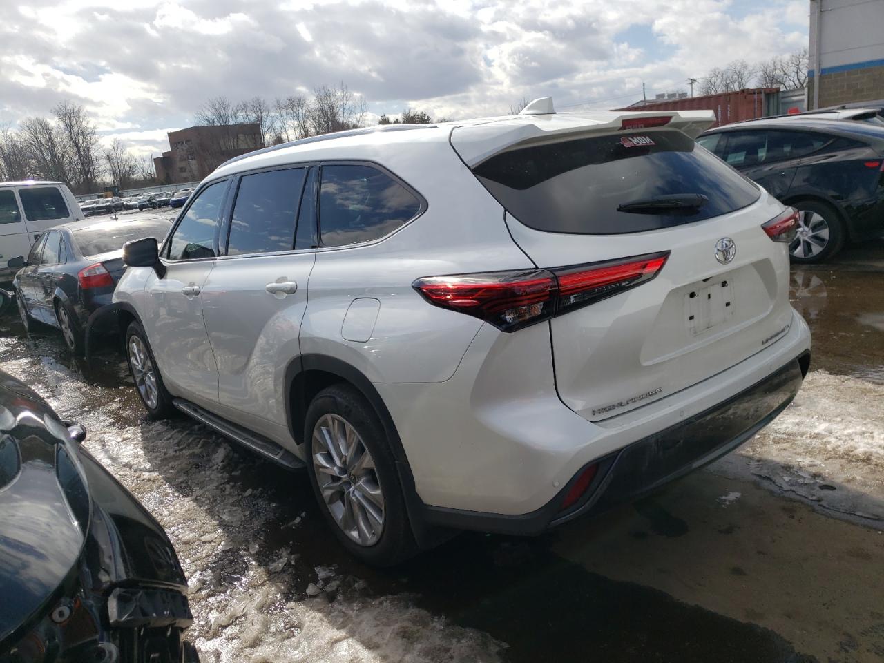 2020 Toyota Highlander - Image 2