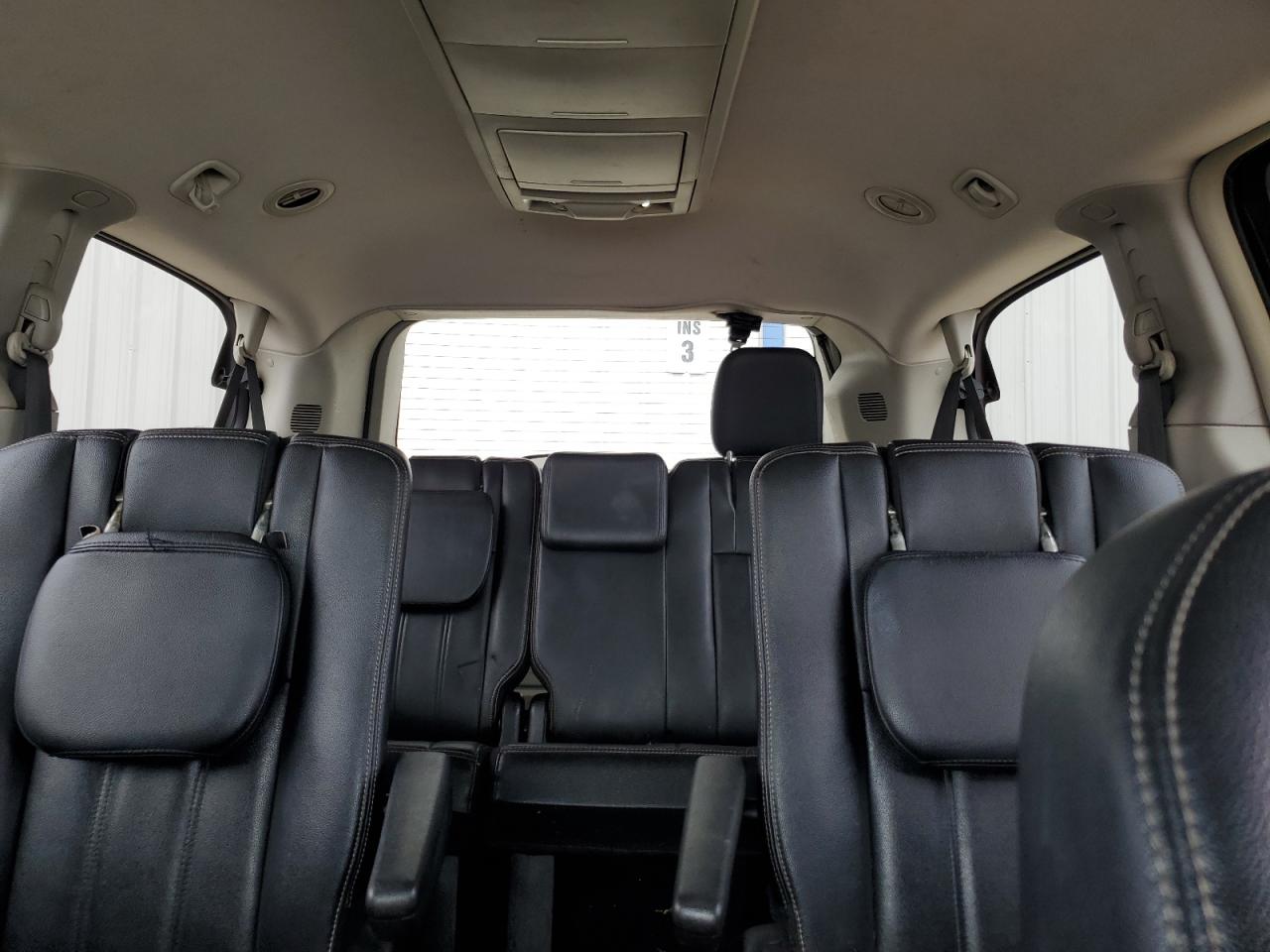 2016 Chrysler Town & Country - Image 10