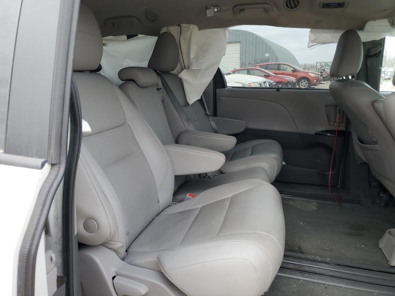 2018 Toyota Sienna - Image 12