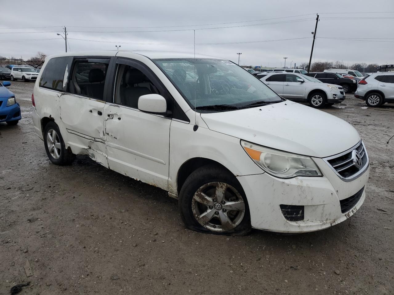 2010 Volkswagen Routan - Image 4