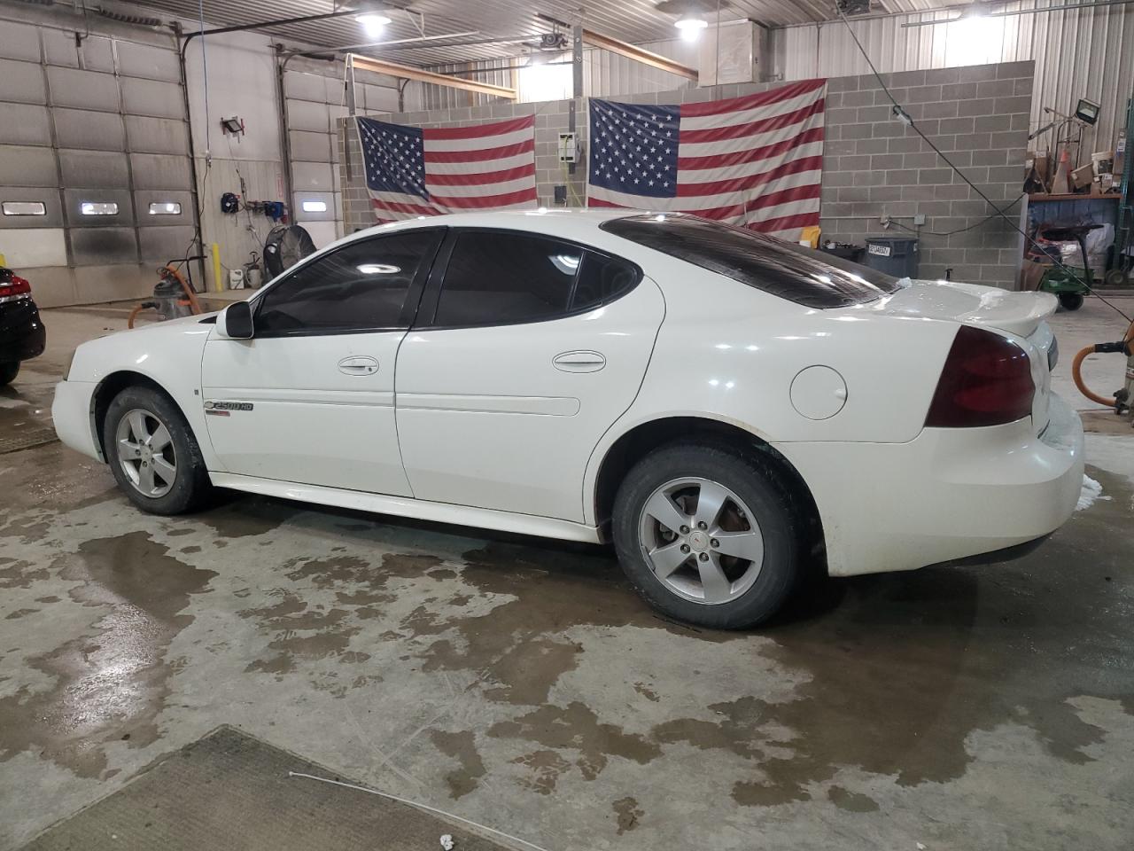 2008 Pontiac Grand Prix - Image 2